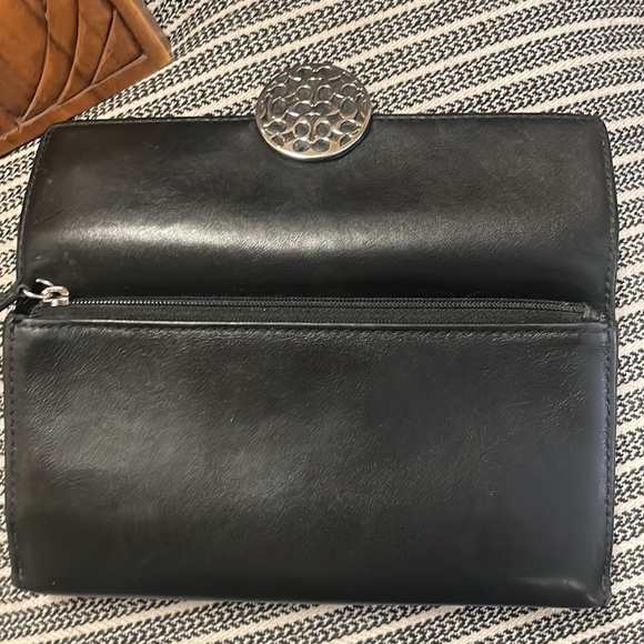 Vintage leather authentic COACH wallet in black. Unique emblem on front. - Picture 12 of 16